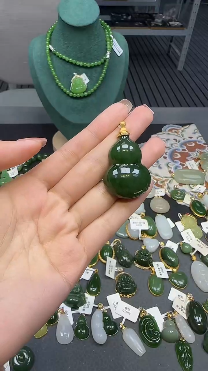 18K金镶嵌和田玉挂件1