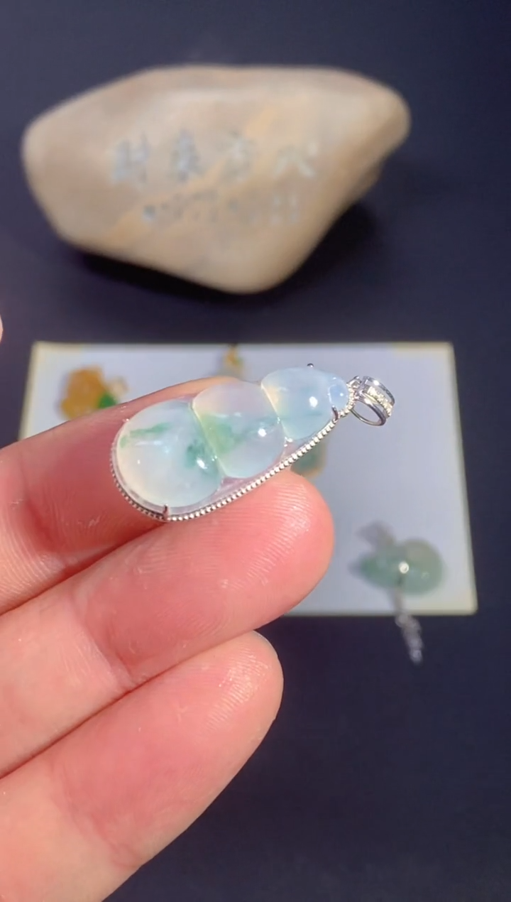 颈饰18K金镶嵌翡翠        