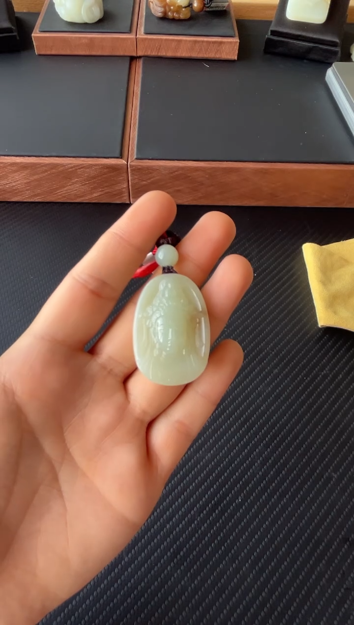 【闪购商品】和田玉吊坠(赠链)未镶嵌且末微色差近矿 L