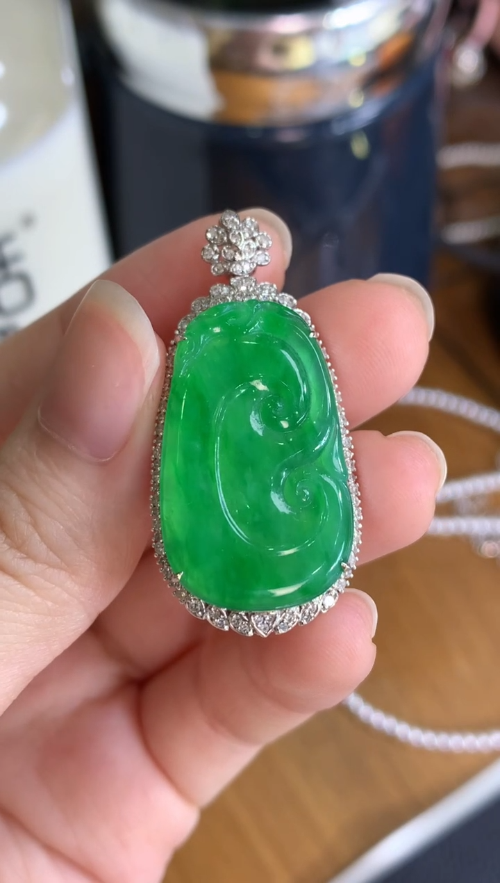 颈饰18K金镶嵌翡翠绿如意