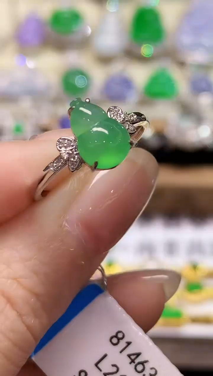 18K金镶嵌戒指翡翠多样性发其一