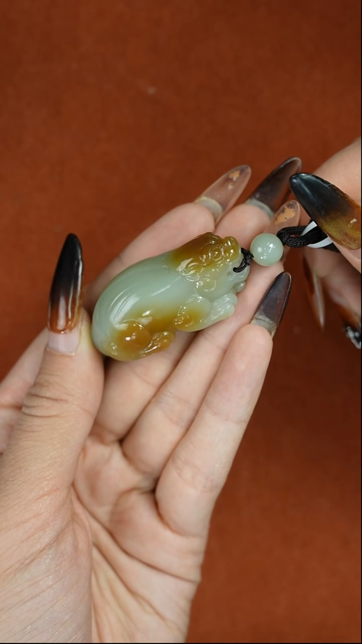 吊坠(赠链)未镶嵌和田玉若羌微色差