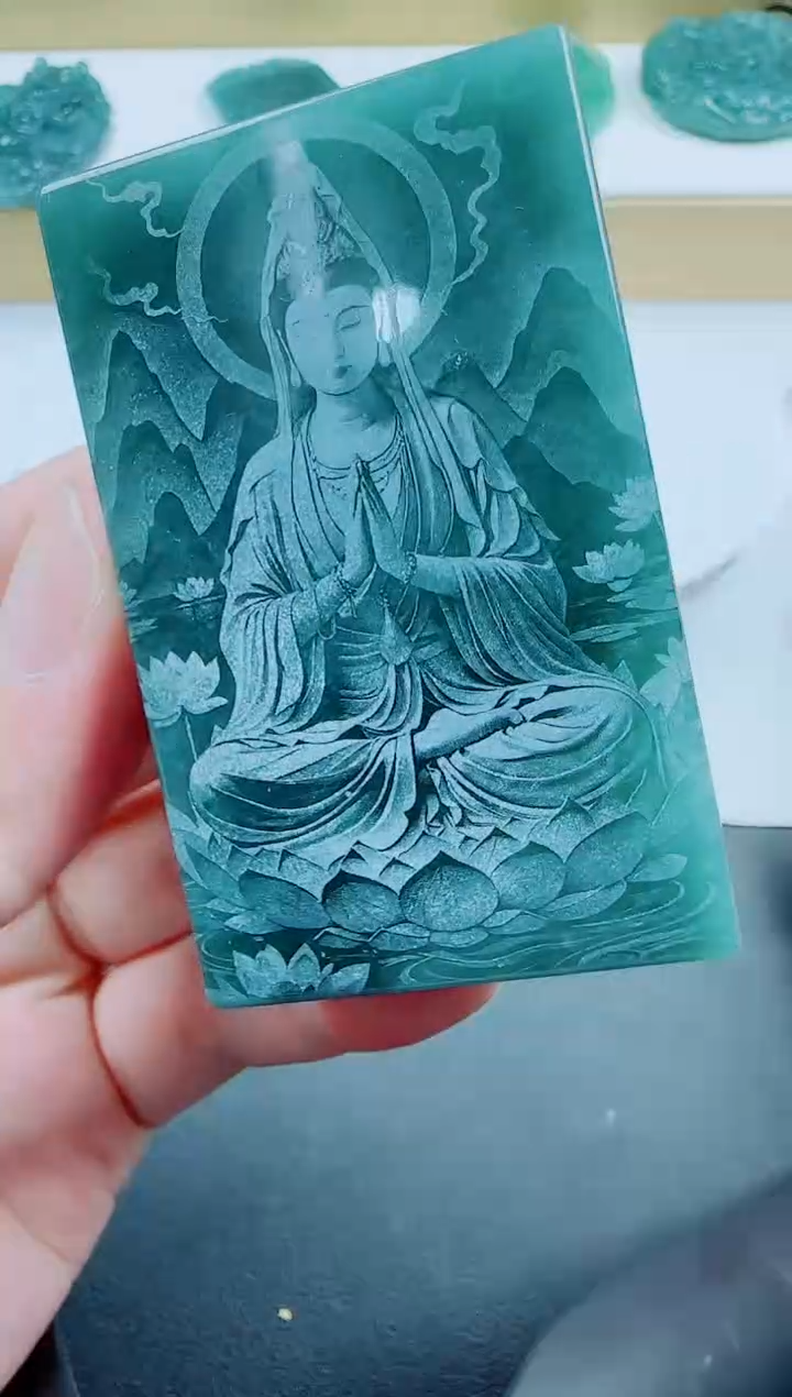 翡翠未镶嵌颈饰方观音