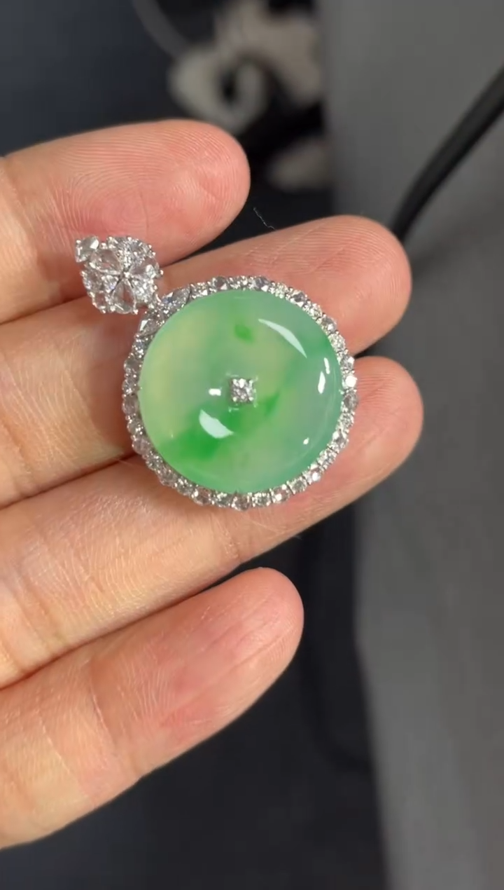 翡翠18K金镶嵌颈饰缅甸翡翠钻石镶嵌平安扣