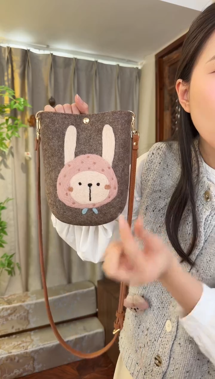 羊毛非遗羊毛毡包 手机包兔子