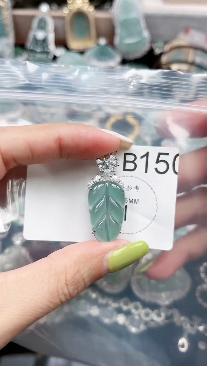 【闪购商品】翡翠颈饰未镶嵌赠皮绳150