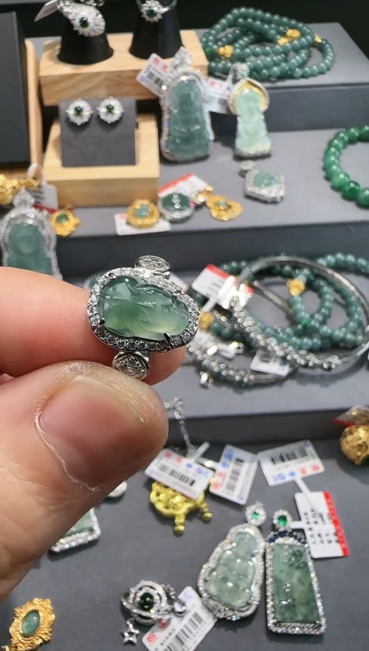 【闪购商品】翡翠吊坠(赠链)未镶嵌天然翡翠A货带证书发货