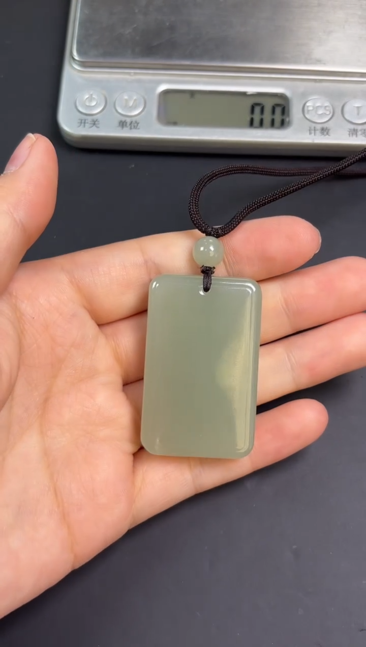 【闪购商品】和田玉吊坠(赠链)未镶嵌且末微色差近矿吊坠