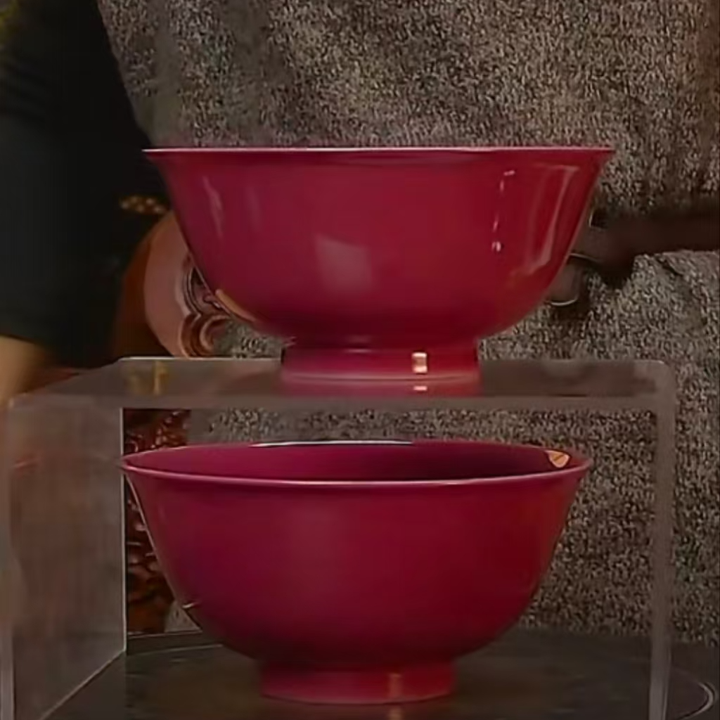 清    单色釉胭脂红碗