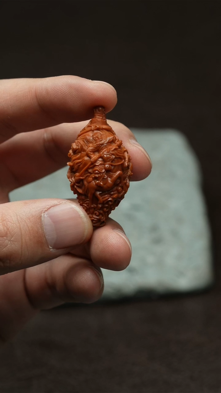 【闪购商品】橄榄核吊坠三英战吕布