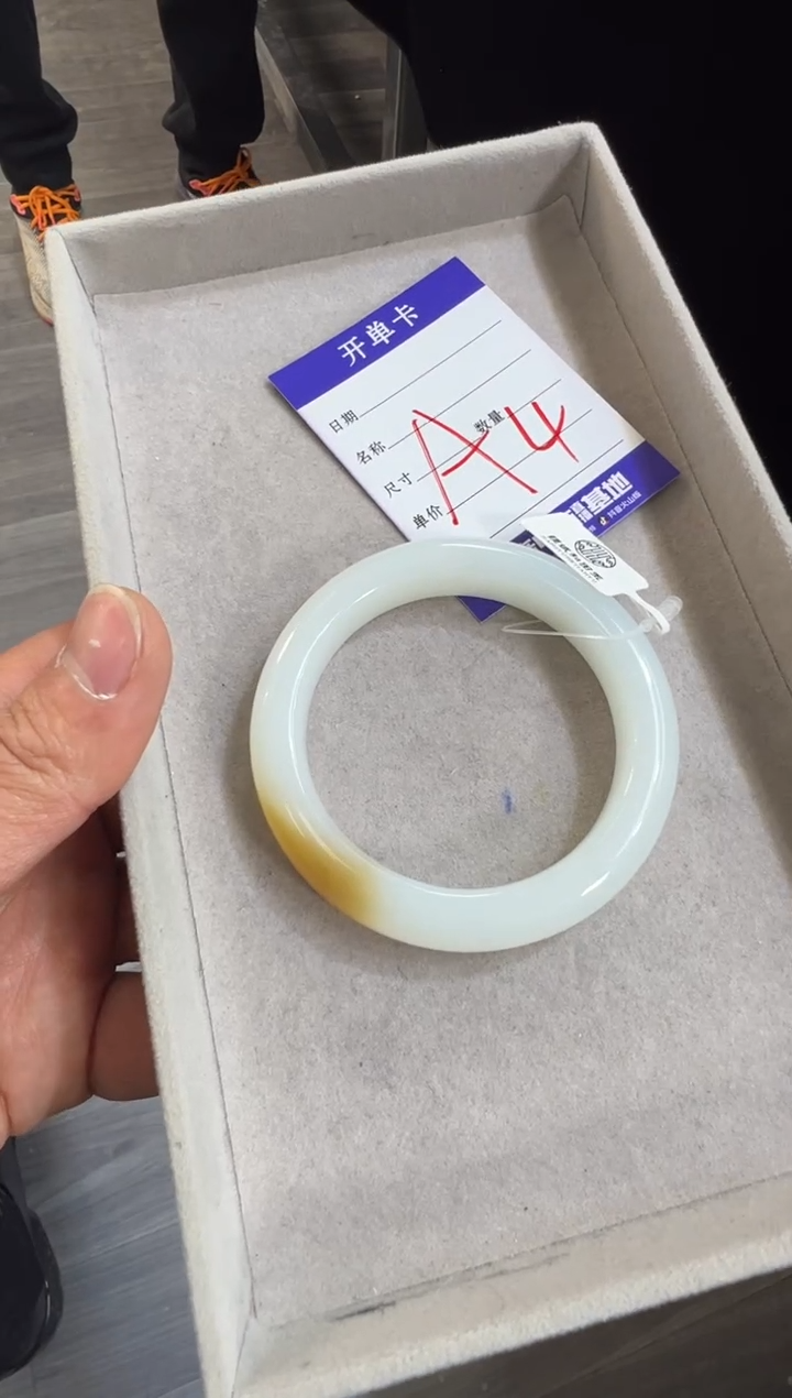 颈饰未镶嵌和田玉金山糖白57+手镯