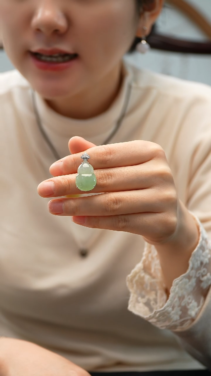 颈饰18K金镶嵌翡翠葫芦