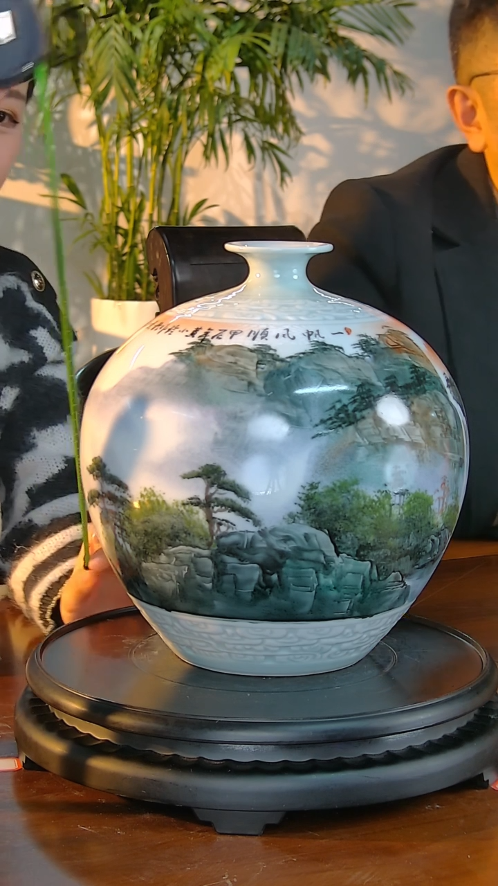 【闪购商品】瓶C56【人间瓷画】《黄小玲》