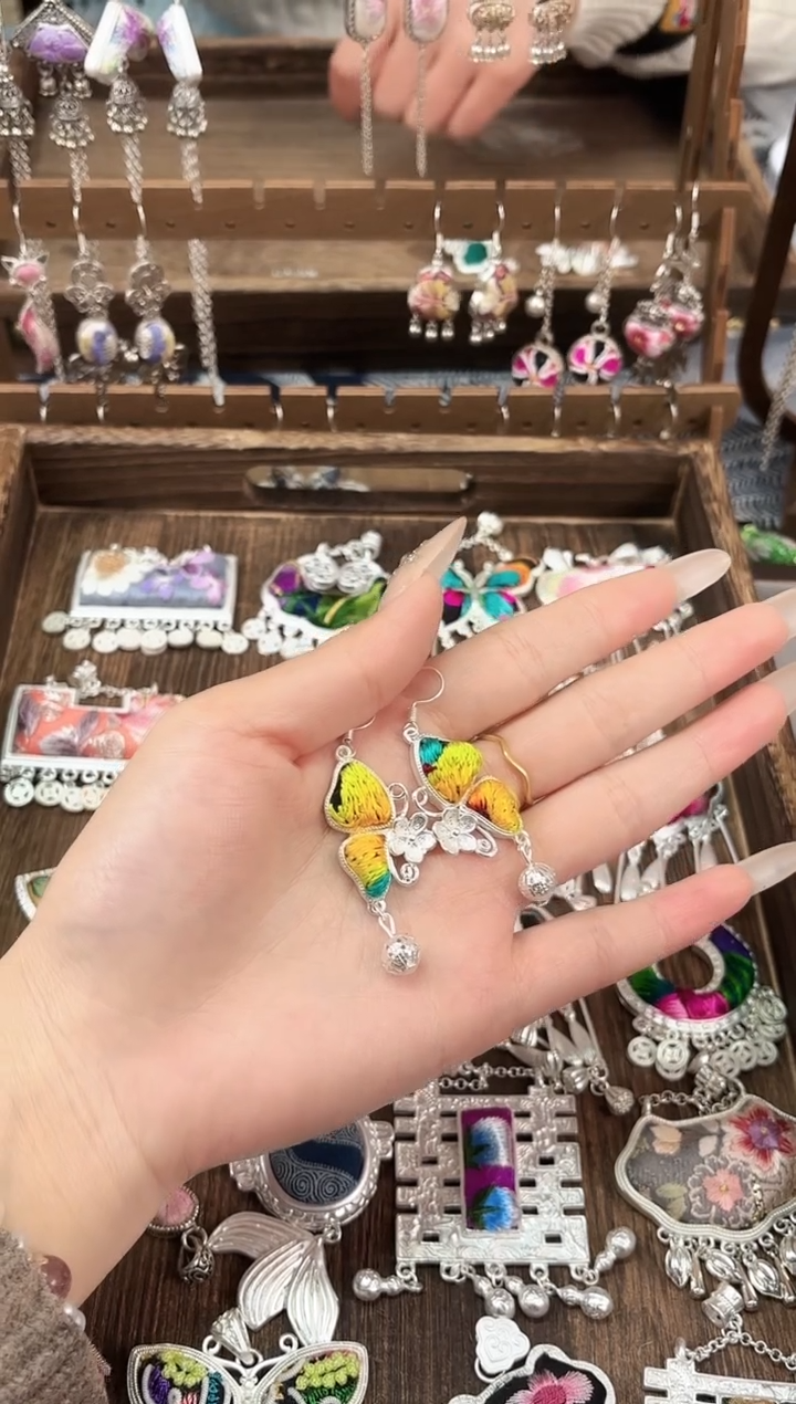 织绣s****9民族风非遗老绣饰品584