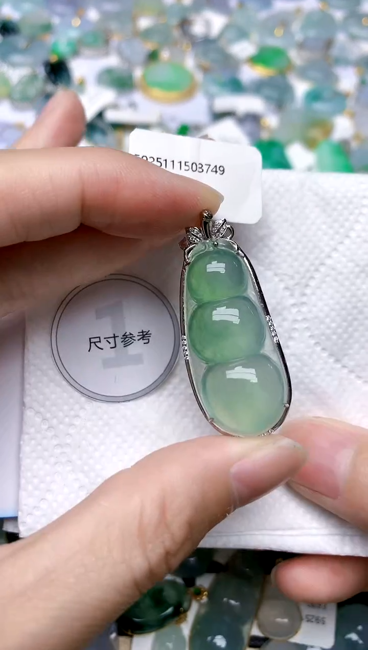 颈饰18K金镶嵌翡翠天然A货翡翠