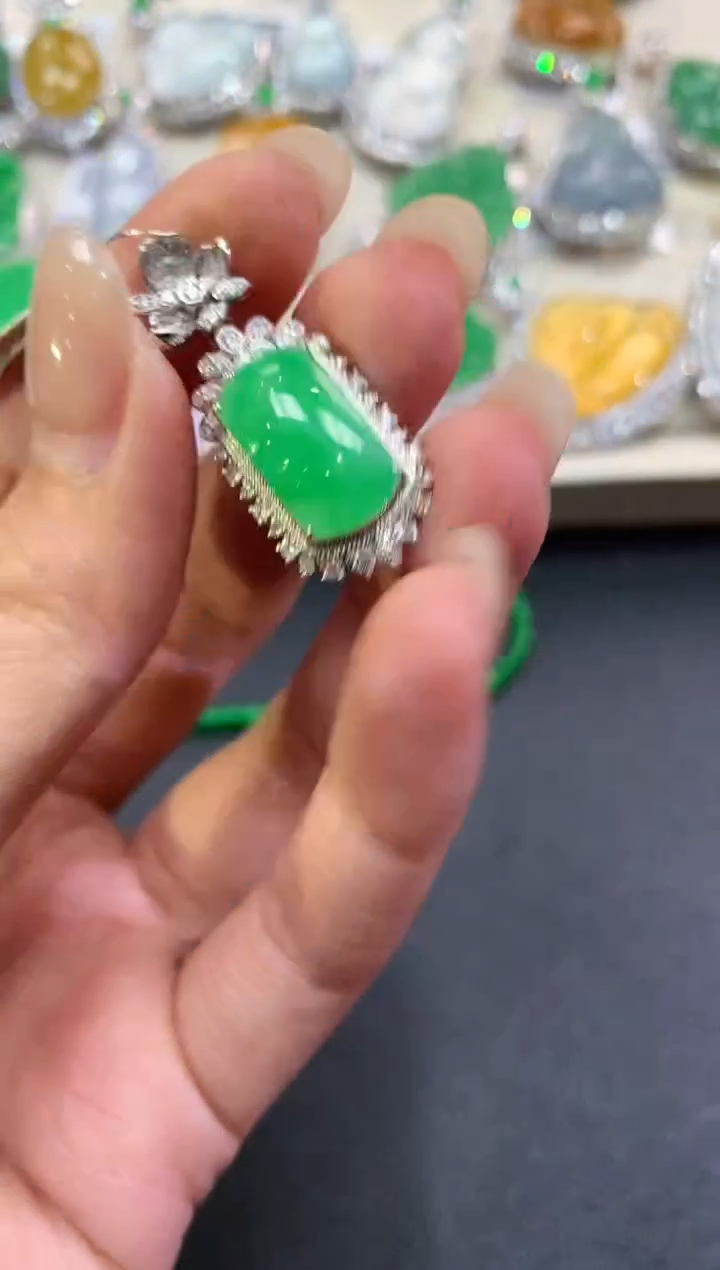 【闪购商品】翡翠吊坠(不含链)18K金镶嵌q119      