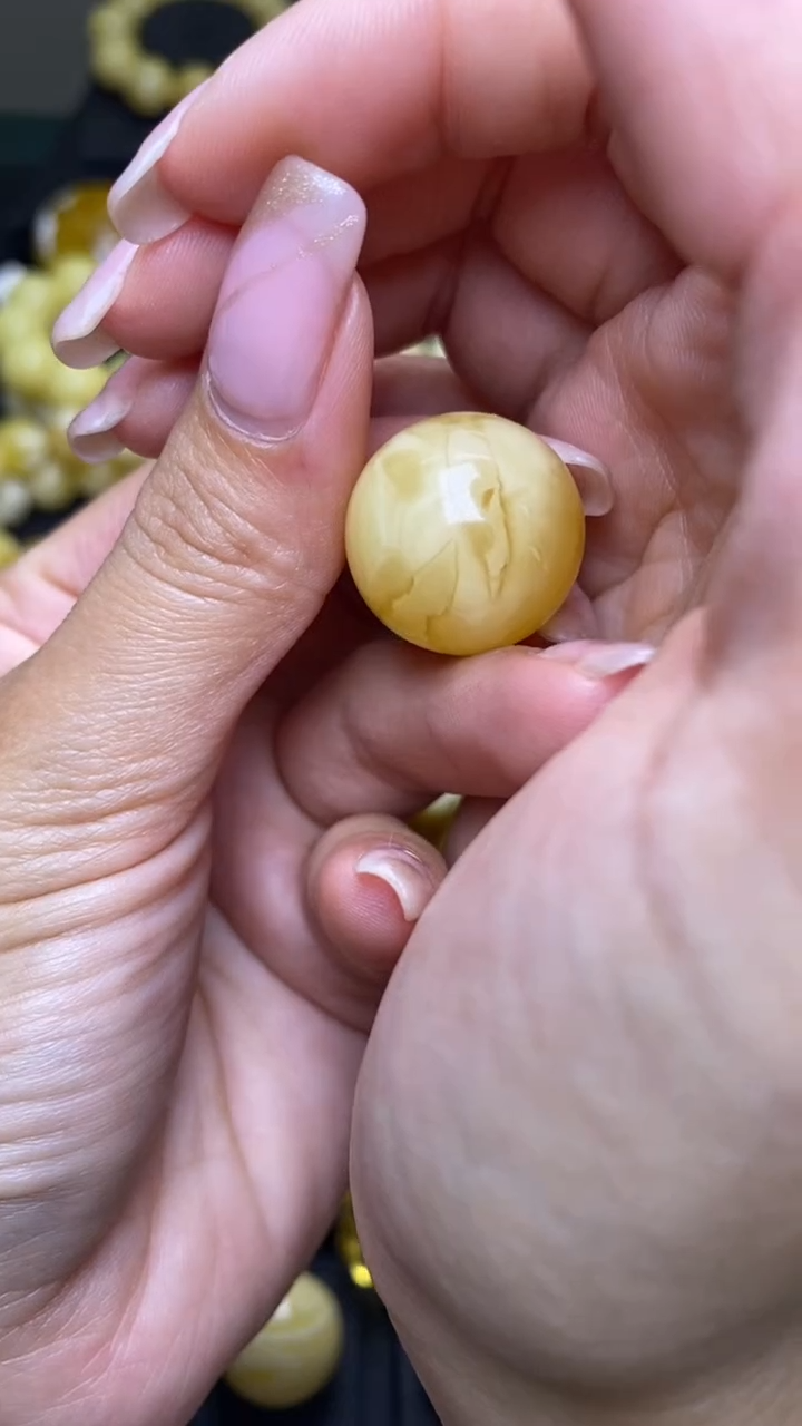 未镶嵌琥珀裸石葵. 64