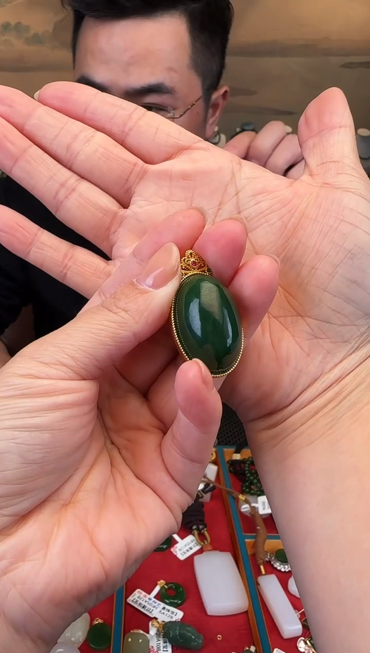 颈饰未镶嵌和田玉鸽子蛋