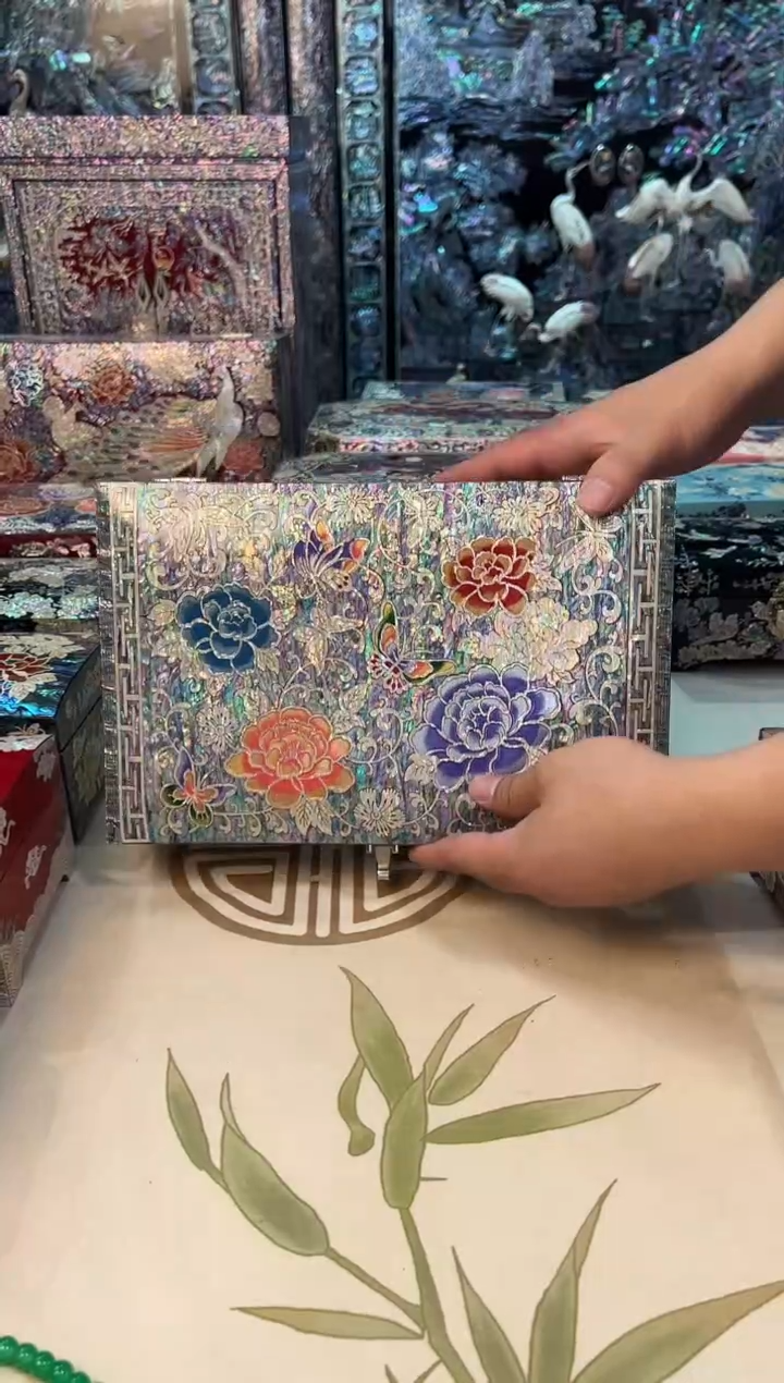 红色紫底白花弘贝雅螺钿漆器文化馆