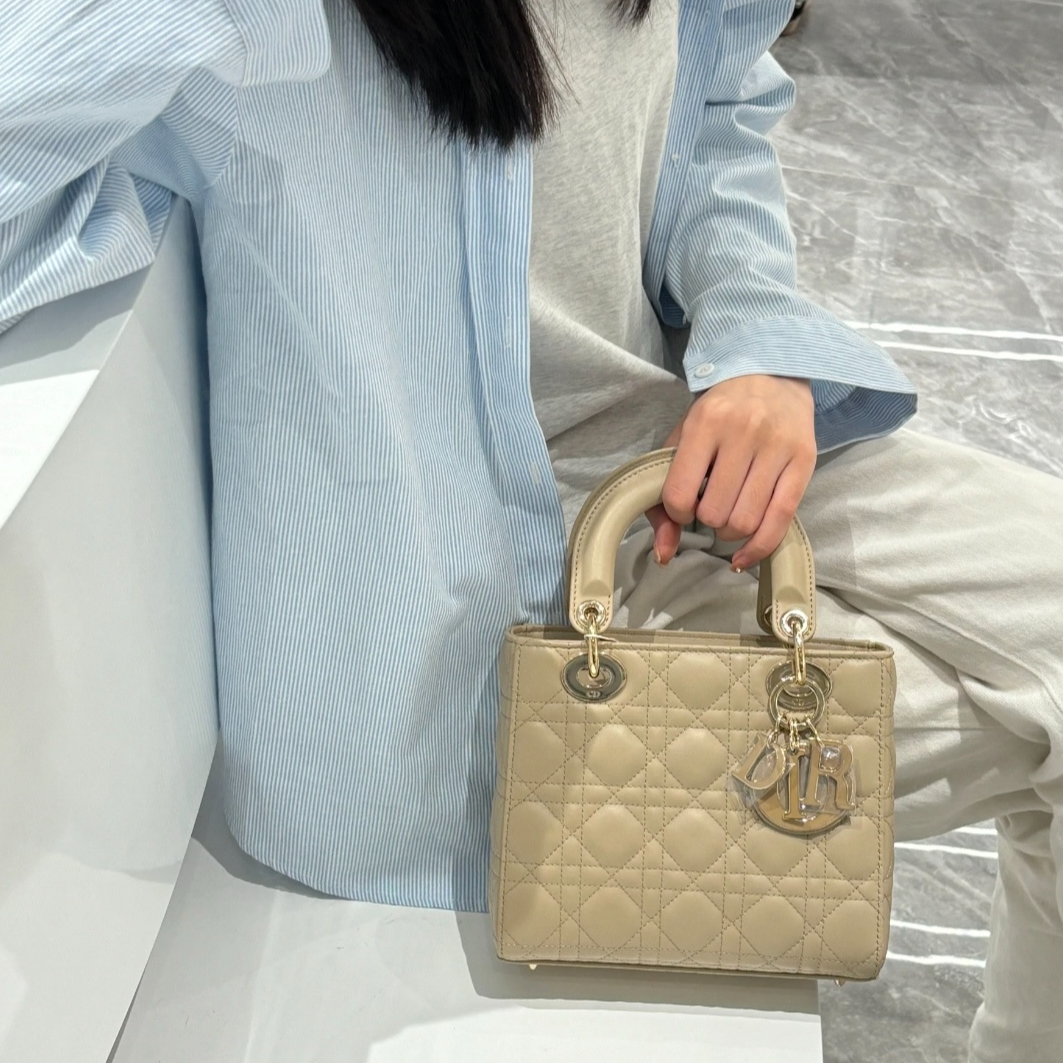 99新 DIOR/迪奥 蔚蓝/奶茶色珐琅扣四格戴妃