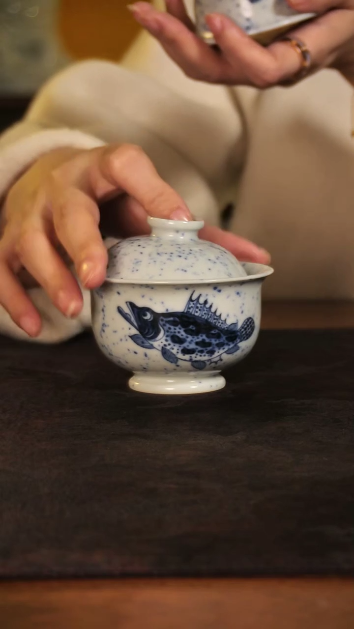 唐语青花撒蓝鳜鱼小压手杯