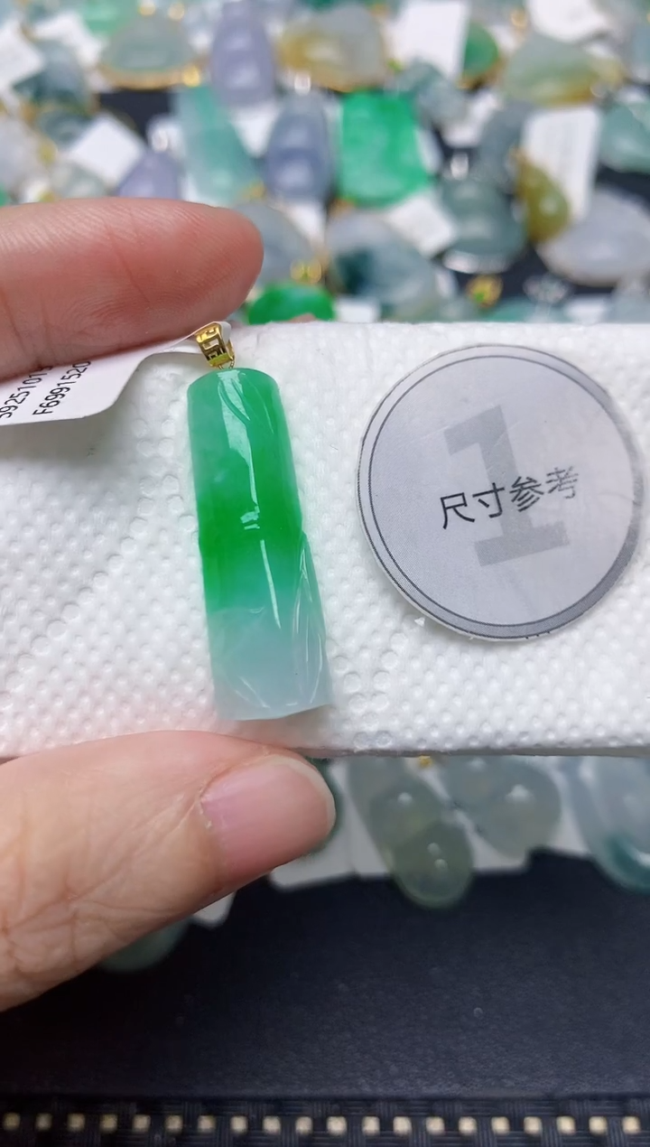 颈饰18K金镶嵌翡翠天然缅甸A货翡翠