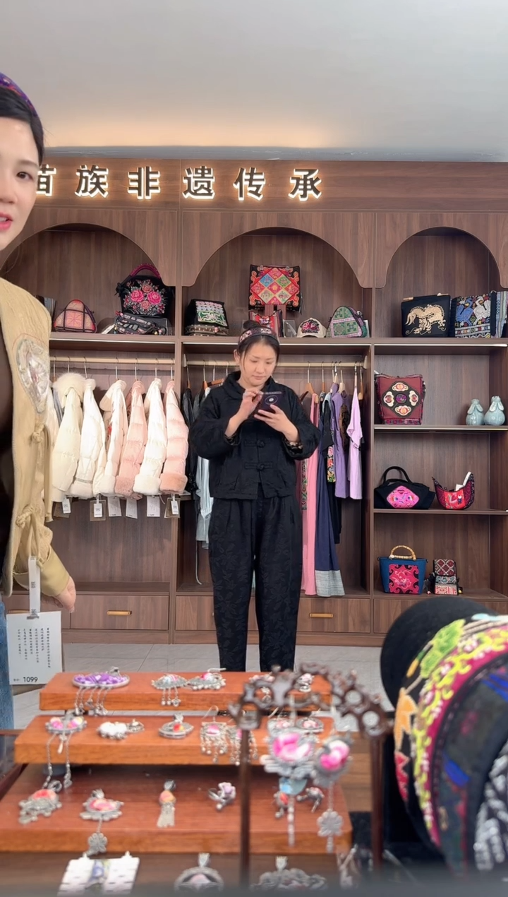 【闪购商品】织绣扶光苗绣传承L22