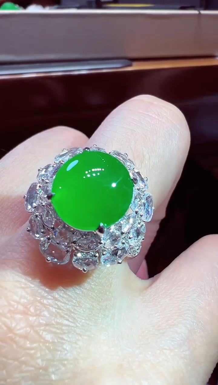 翡翠18K金镶嵌戒指蛋面