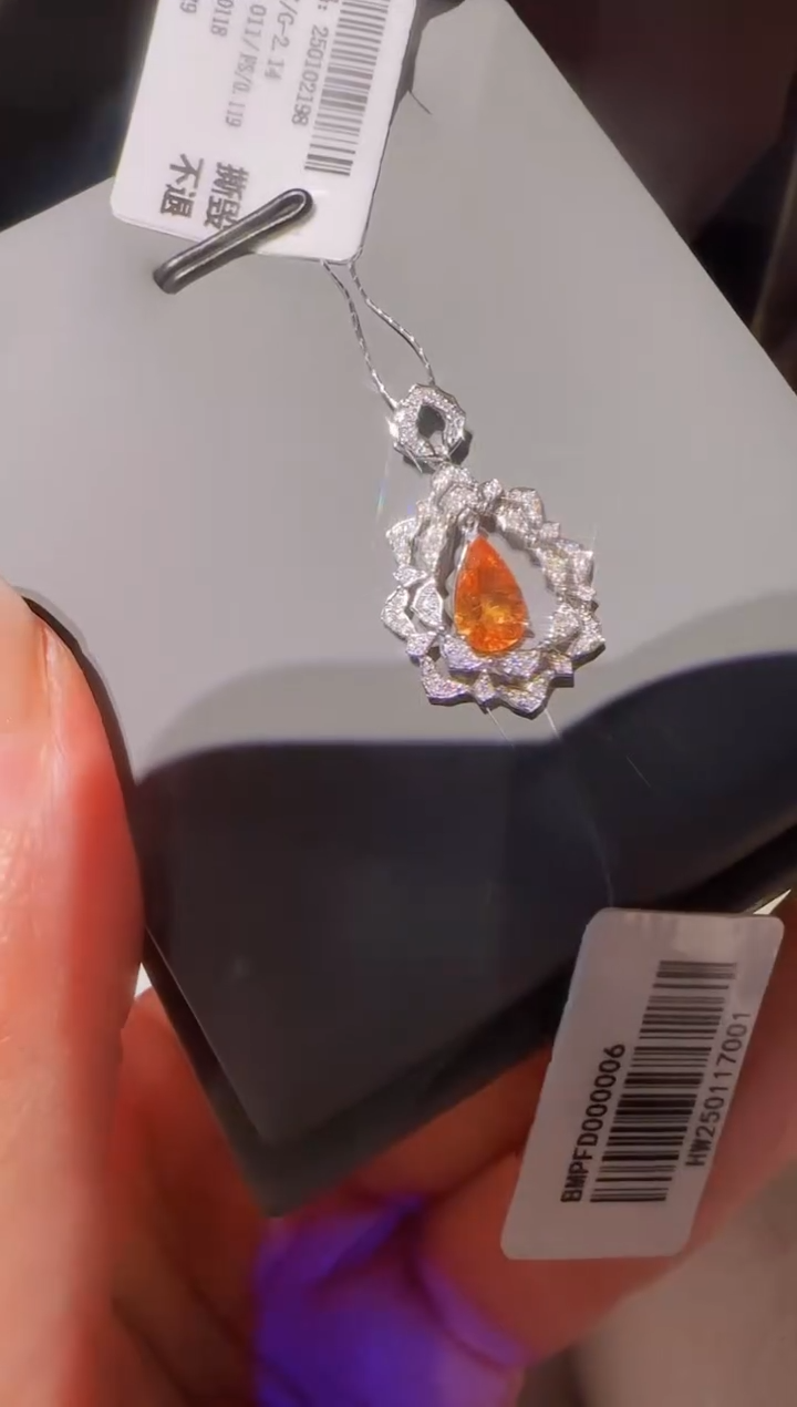 【闪购商品】石榴石（芬达石）吊坠18K金镶嵌精选 水滴芬达吊坠