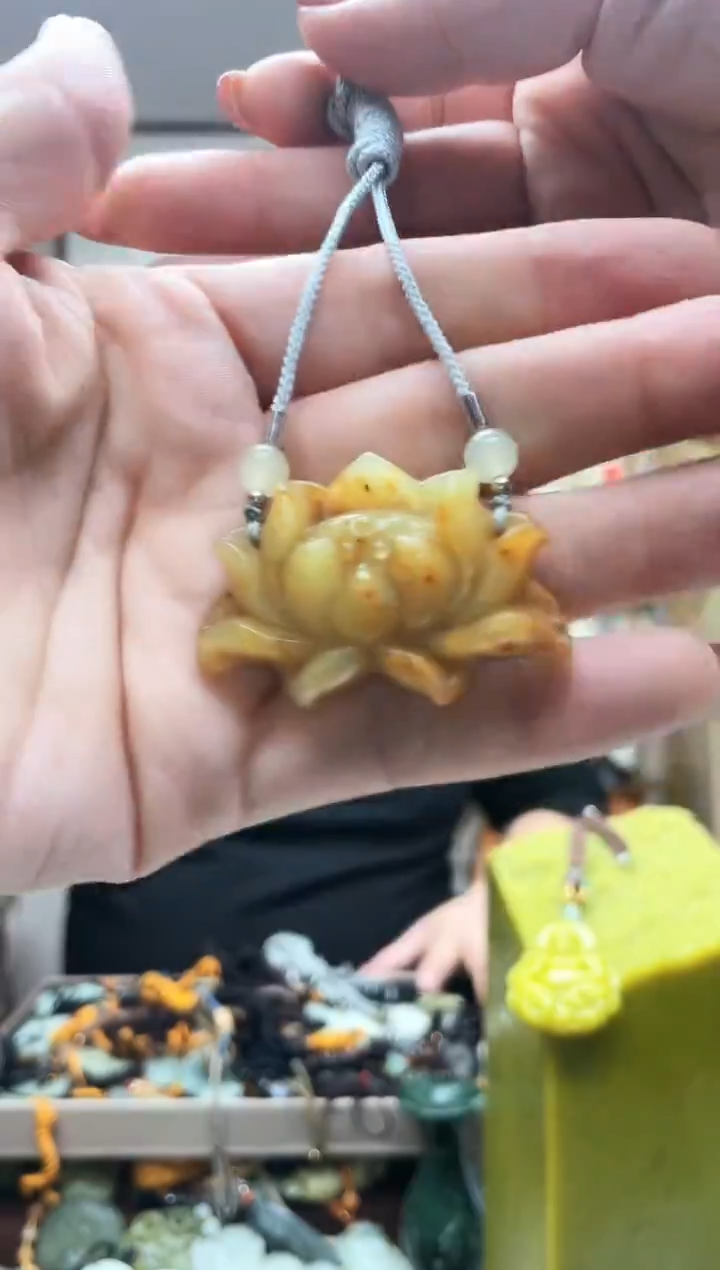 未镶嵌岫玉吊坠··