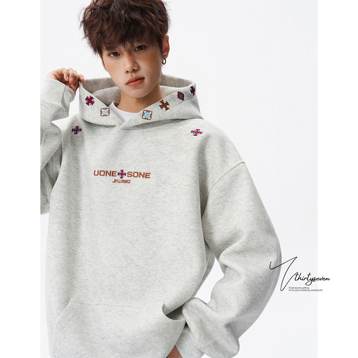 V37美式设计感民族风刺绣连帽卫衣男秋季高街痞帅小众情侣上衣服