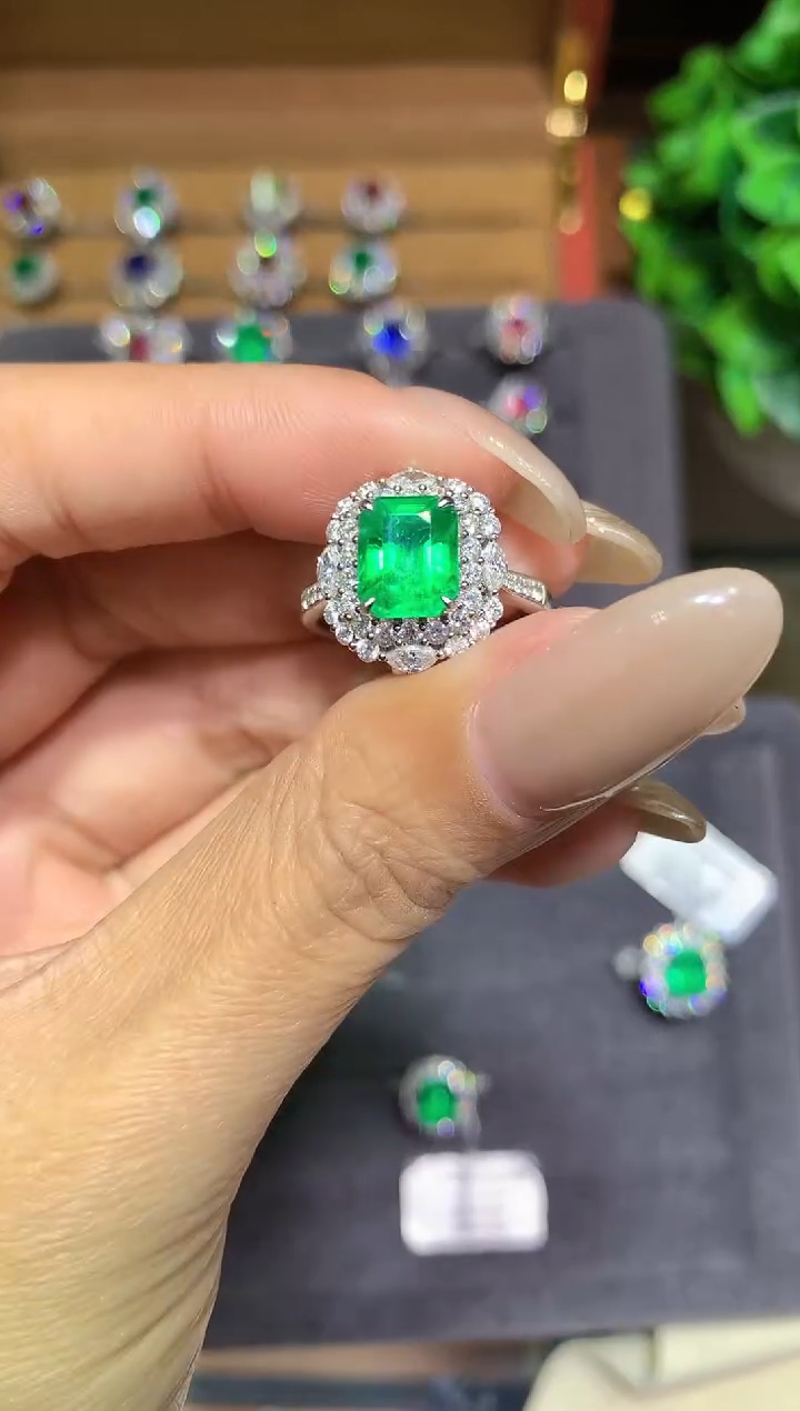 18K金镶嵌戒指祖母绿1.89ct