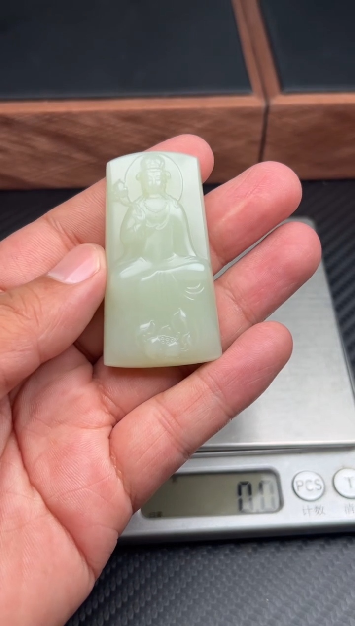 吊坠(赠链)未镶嵌和田玉且末微色差迪克兰一细