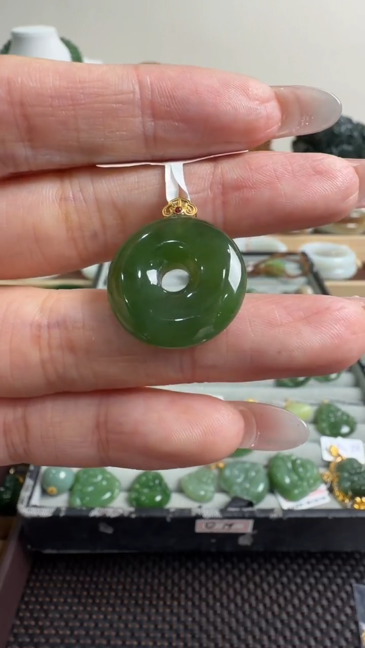 颈饰18K金镶嵌和田玉挂件