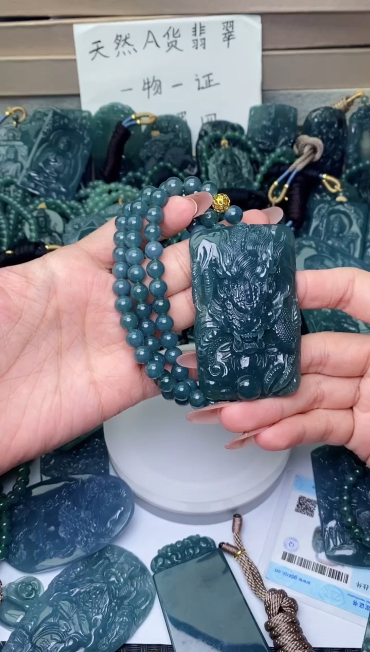 翡翠未镶嵌颈饰          
