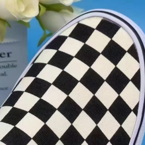 棋盘格帆布鞋（鞋码偏大，个别微瑕，易开胶)