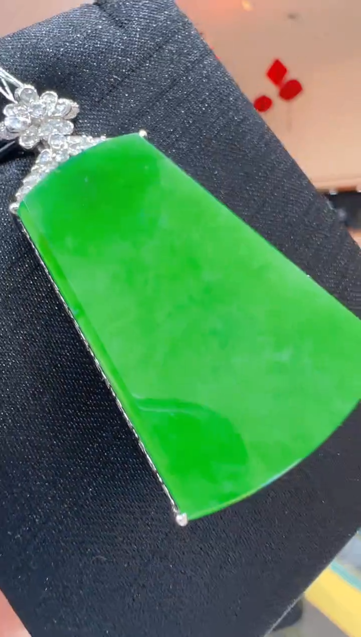 【闪购商品】翡翠吊坠(不含链)18K金镶嵌          