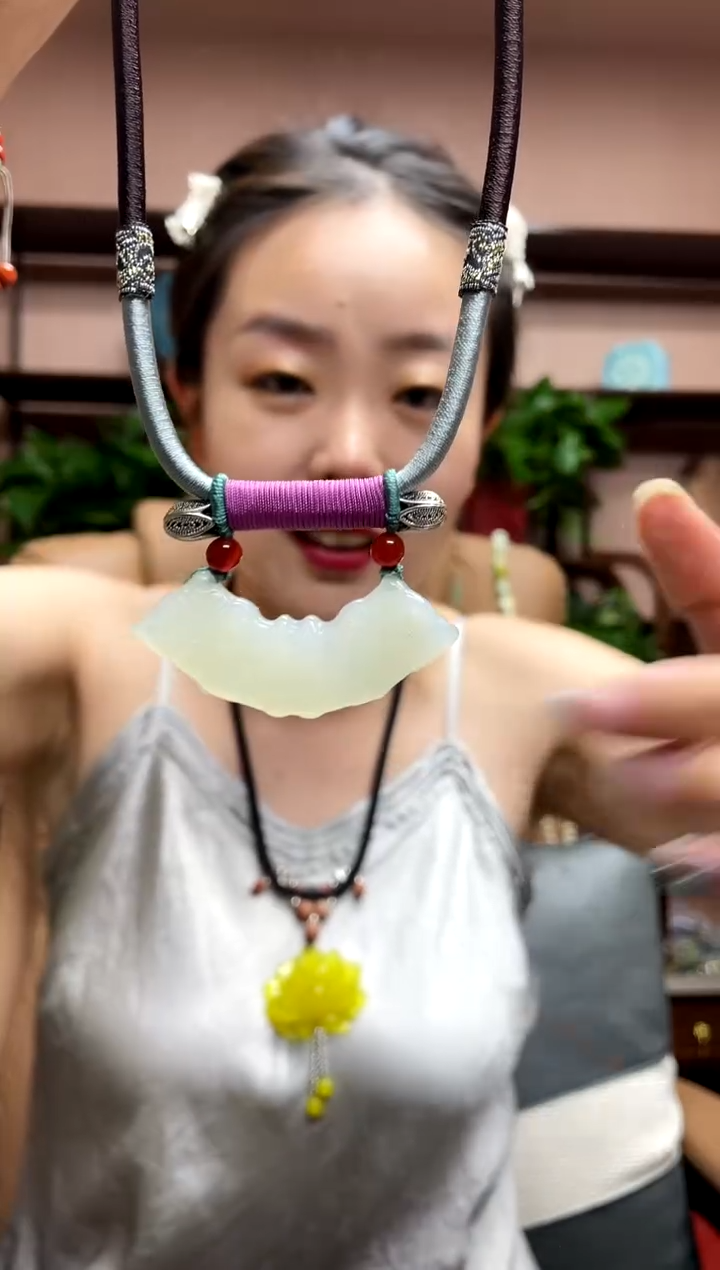 岫玉未镶嵌吊坠多样性发货发其中之一