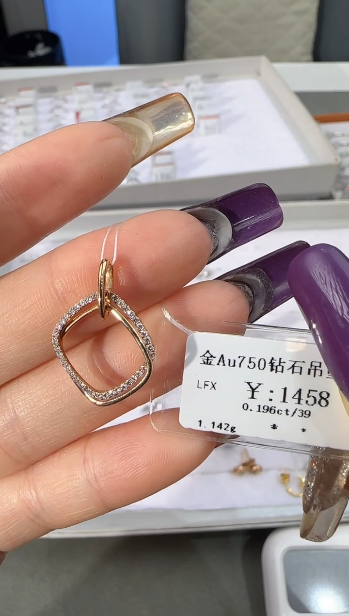 【闪购商品】钻石吊坠(不含链)18K金镶嵌128800