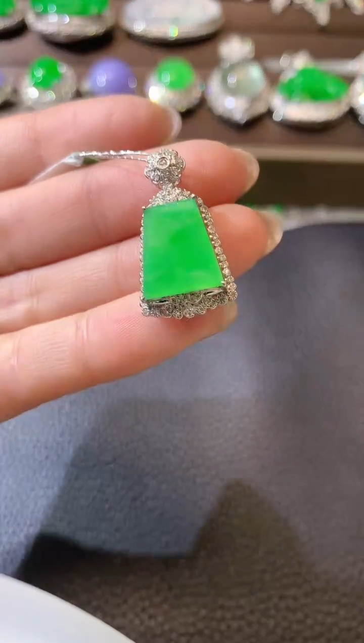 【闪购商品】翡翠吊坠(不含链)18K金镶嵌A27