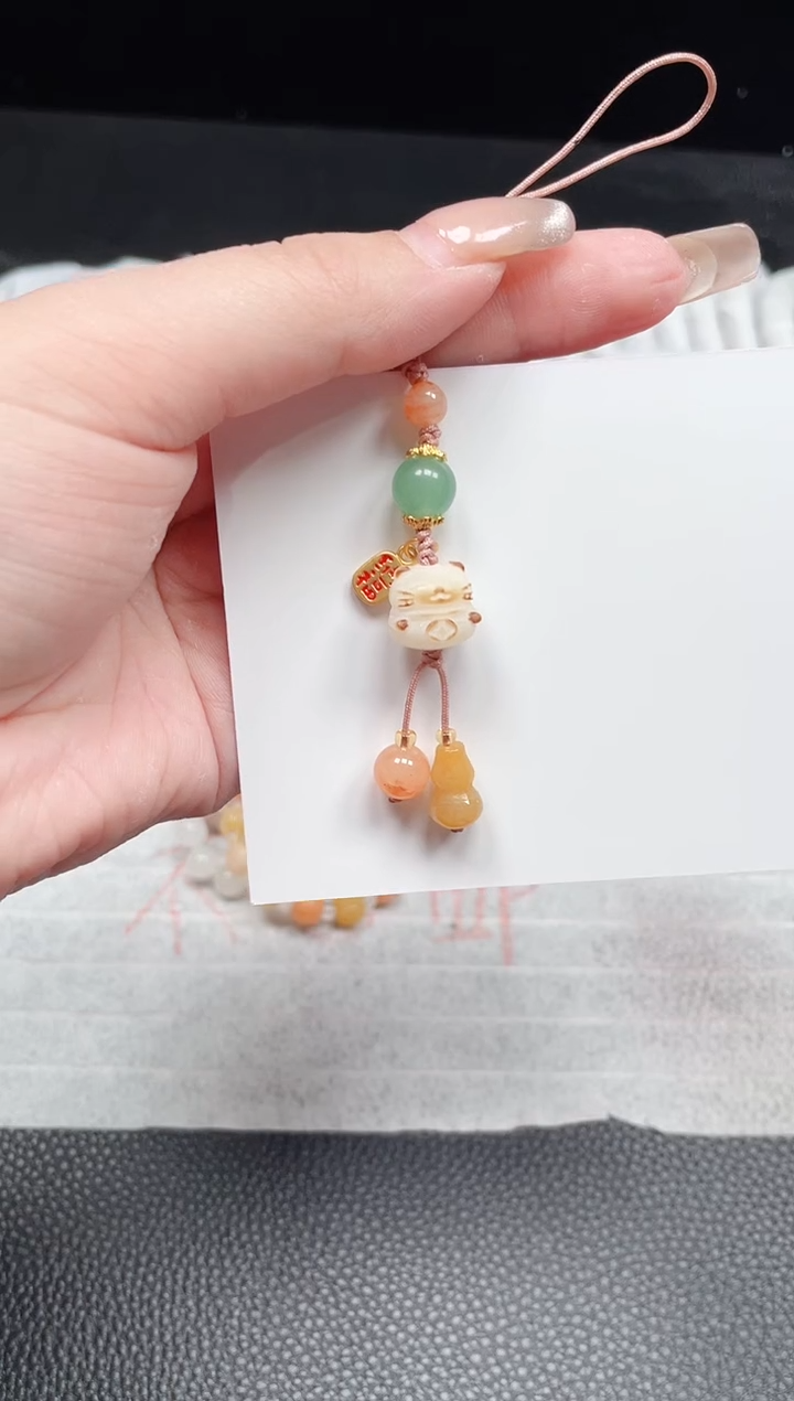 【闪购商品】石英质玉手镯未镶嵌小猫挂坠