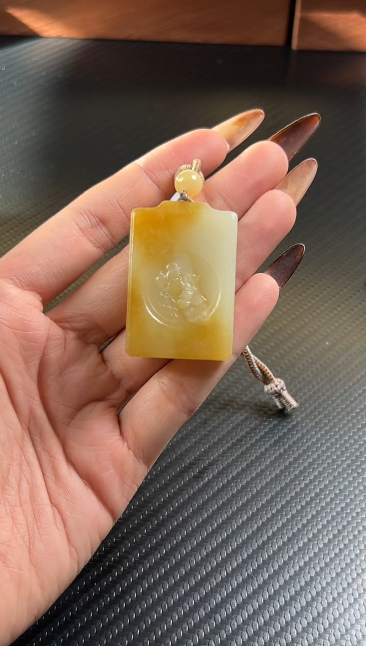 吊坠(赠链)未镶嵌和田玉若羌微色差吊坠