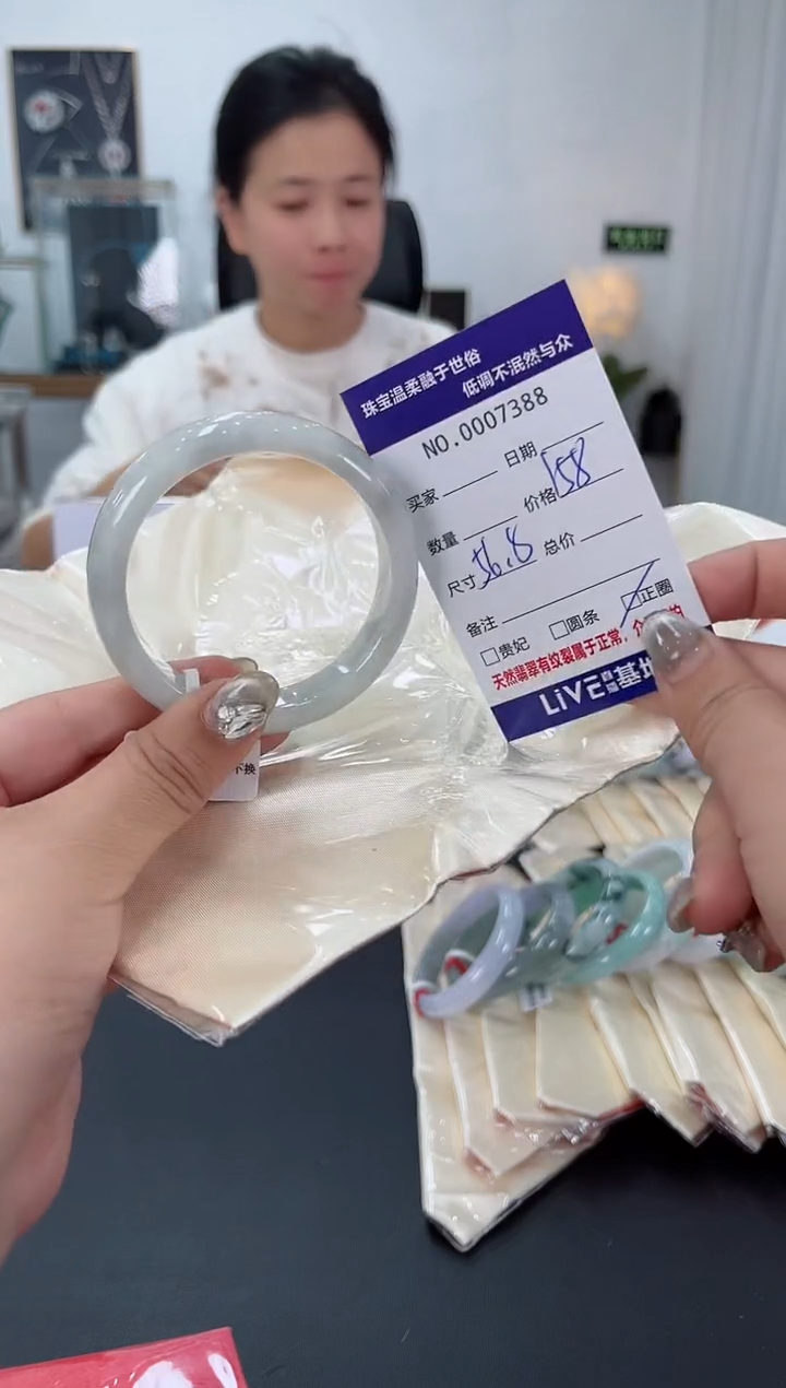 【闪购商品】翡翠手镯未镶嵌天然翡翠A货