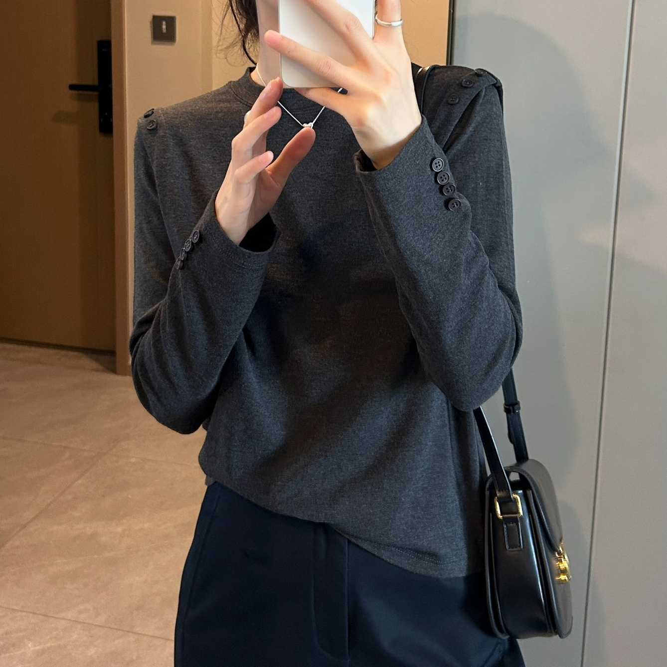 「软糯亲肤 慕丝绒」设计感纽扣长袖打底衫 秋冬圆领内搭T恤女T095