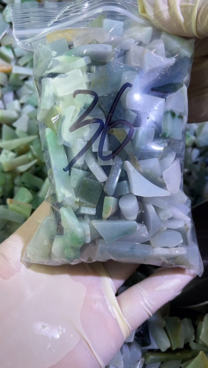 【闪购商品】翡翠颈饰未镶嵌天然翡翠边角小号500克36