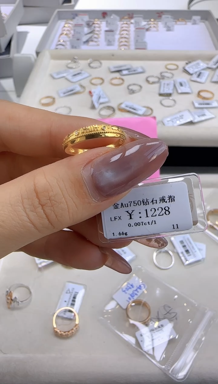 【闪购商品】钻石戒指/指环18K金镶嵌111000