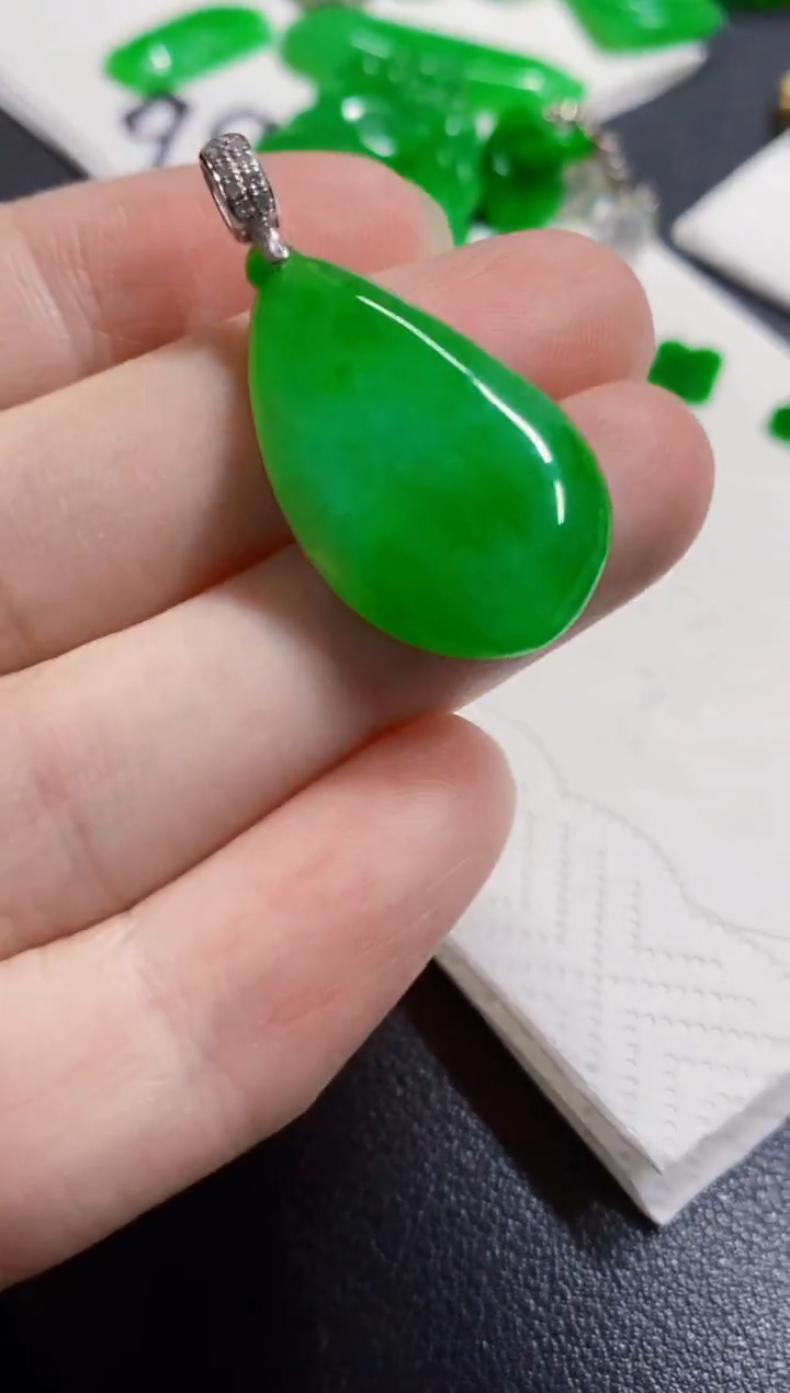 颈饰18K金镶嵌翡翠瓜