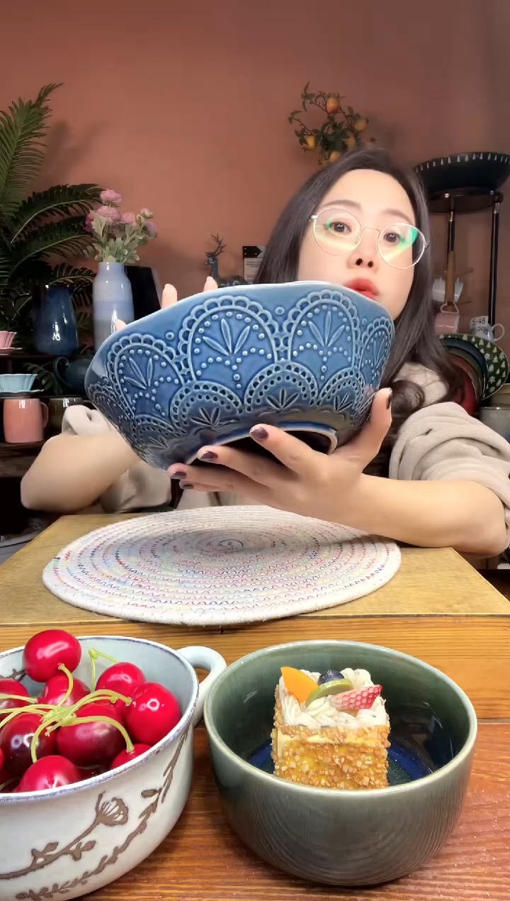 陶瓷9英寸浮雕花边汤碗 微瑕疵