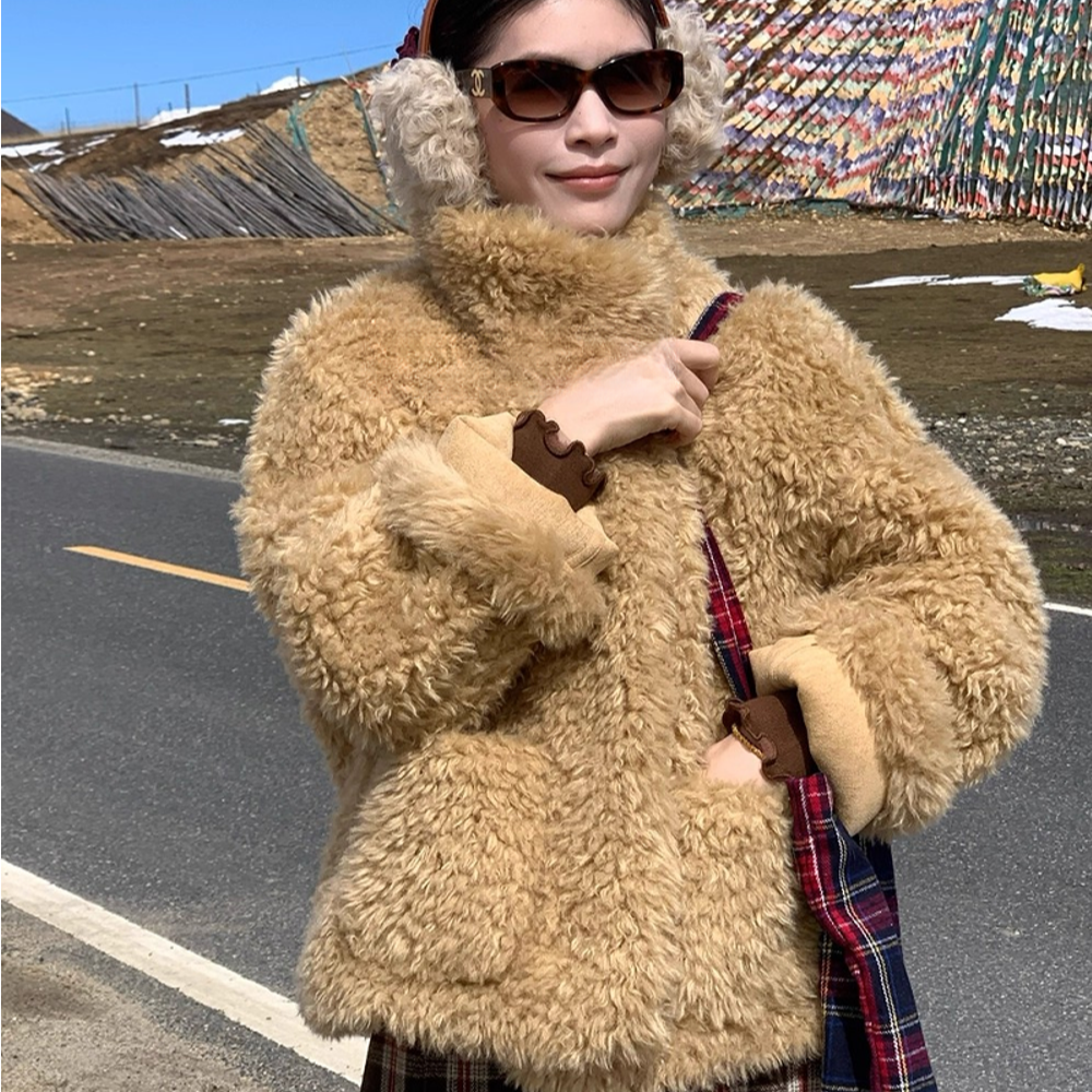 高端货~冬季加厚皮毛一体两面穿长袖外套女百搭牛角扣毛毛上衣