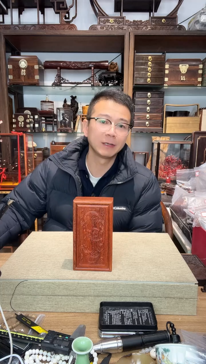 乌木类书架930红花梨雕刻长方抽拉盒福字   瑕疵